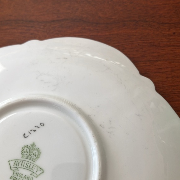 Rare Aynsley vintage bone china tea cup & saucer, bright green/gold gilt trim - Picture 9 of 10